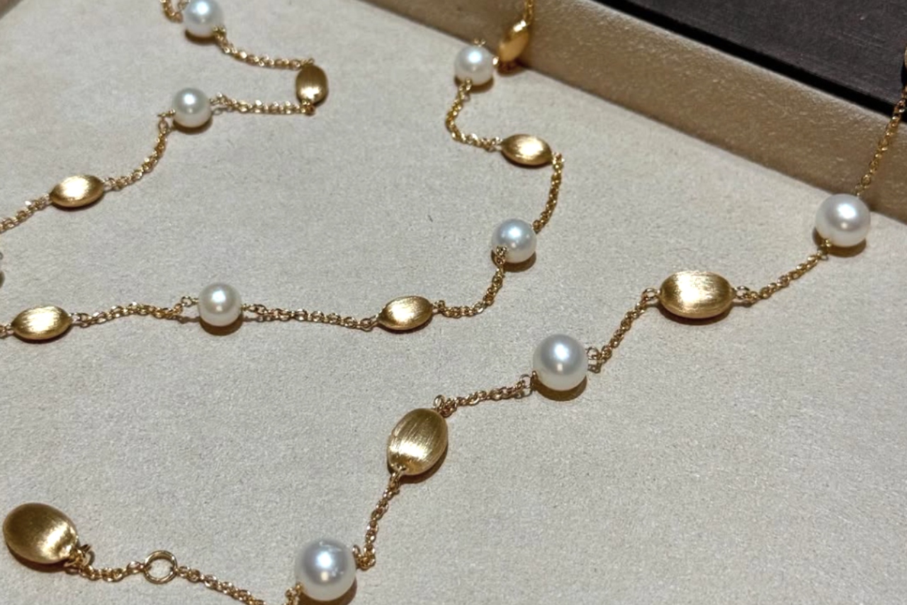 yellow gold and pearl necklace